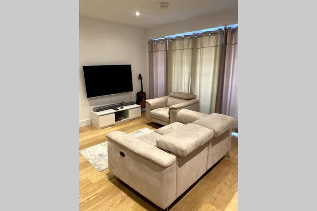 Luxury 1 Bedroom Apartment With Netflix & Parking بورهاموود المظهر الخارجي الصورة